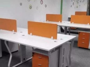 深圳辦公用品工廠直銷 現(xiàn)貨辦公桌、屏風(fēng)卡位、老板桌與辦公椅一站式采購(gòu)指南